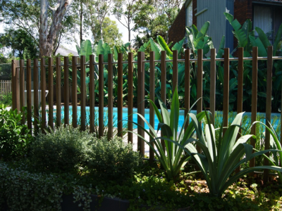 Timber-Batten-Pool-Fencing-with-Steel-Flat-Caps